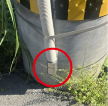 電信柱のセンサー位置を示す写真
