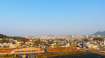 福津市内の住宅やビルなどの街並みが写っている写真