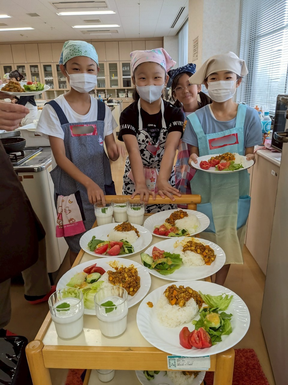 完成したカレーを運ぶ様子