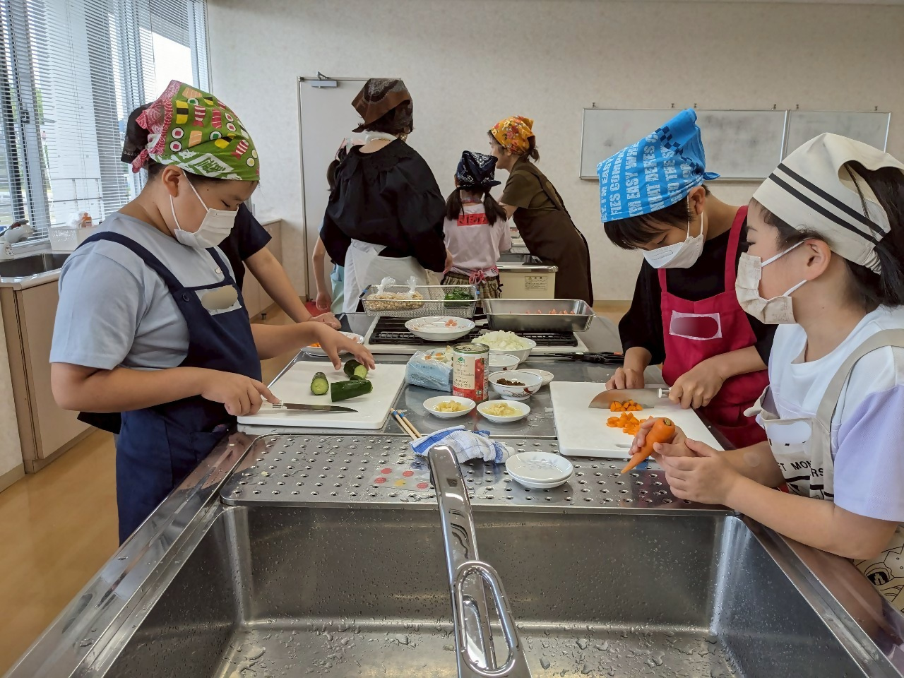 野菜を細かく刻む様子