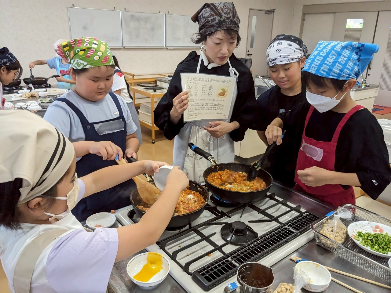 フライパンでカレーを作る様子