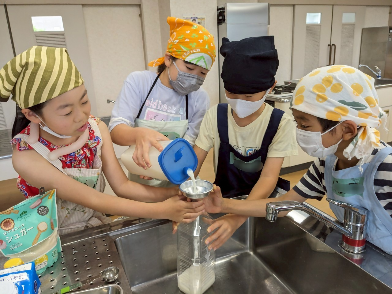 ラッシーの材料を混ぜ合わせる様子