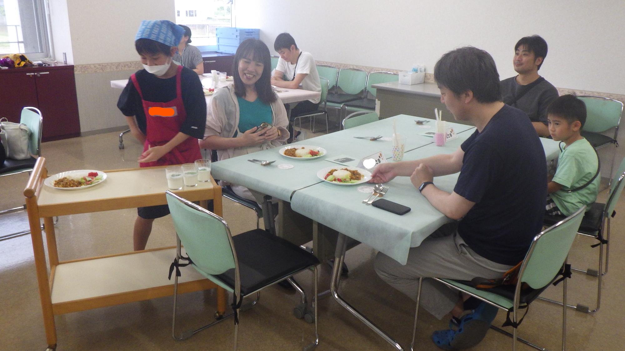 家族のテーブルに配膳します
