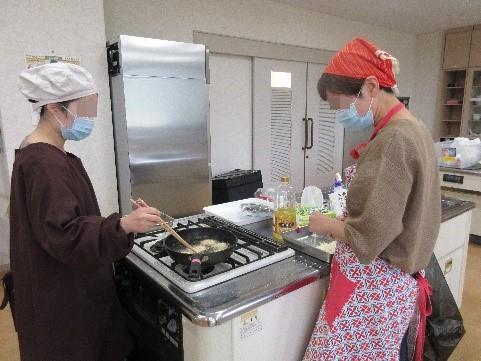 楽しんでクッキングの調理の様子