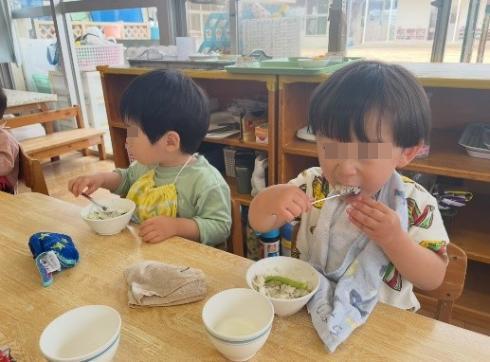 令和7年度 大和保育所 鯛めしフェア 園児がおいしそうに食べている