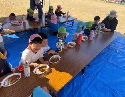 令和7年度 大和保育所 炊き出し訓練 園児が食べている様子