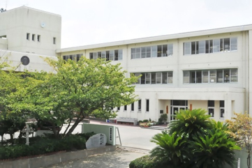 神興東小学校外観