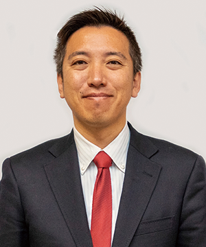 正面を向き笑顔の市長