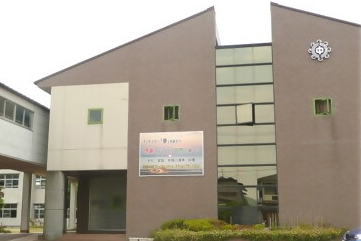 津屋崎中学校外観
