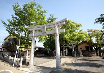 鳥居がある波折神社の入口の写真
