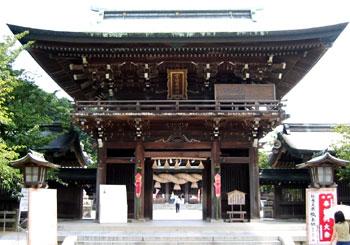 宮地嶽神社入口の大きな神門の写真