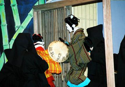 勝浦人形浄瑠璃（時代劇）が上演されている写真