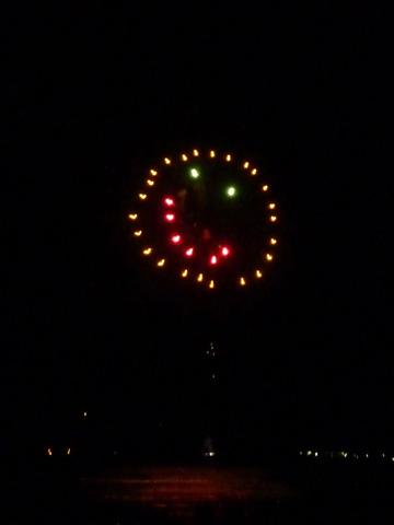 夜空に打ちあがったスマイリーフェイスの花火の写真