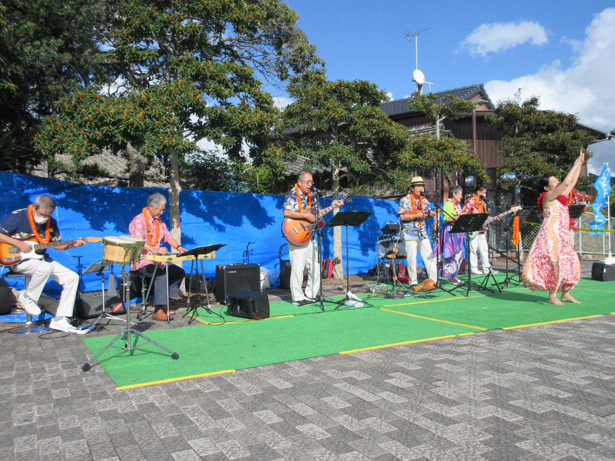 津屋崎千件なごみでの演奏風景