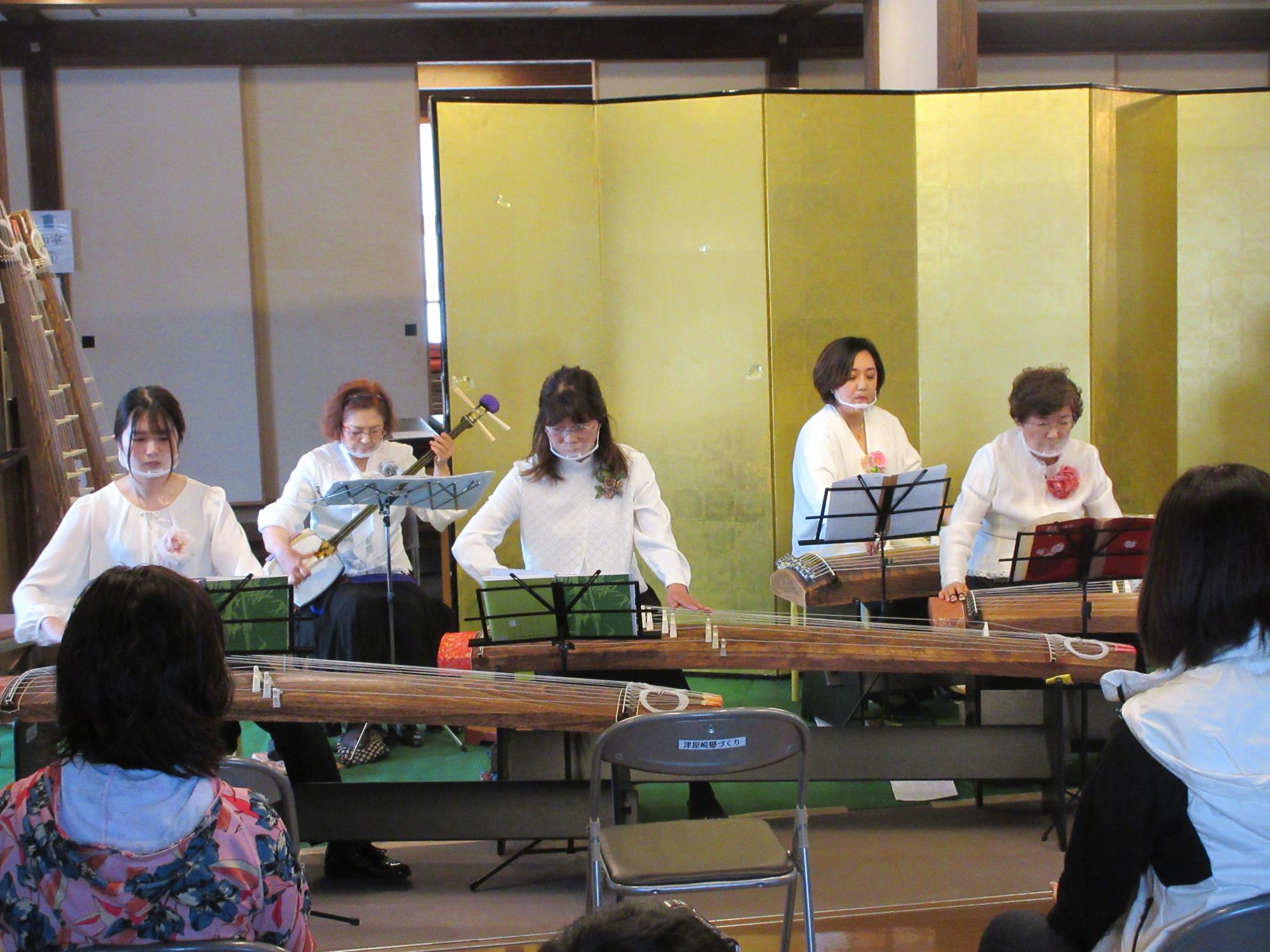 津屋崎千軒「なごみ」での演奏風景