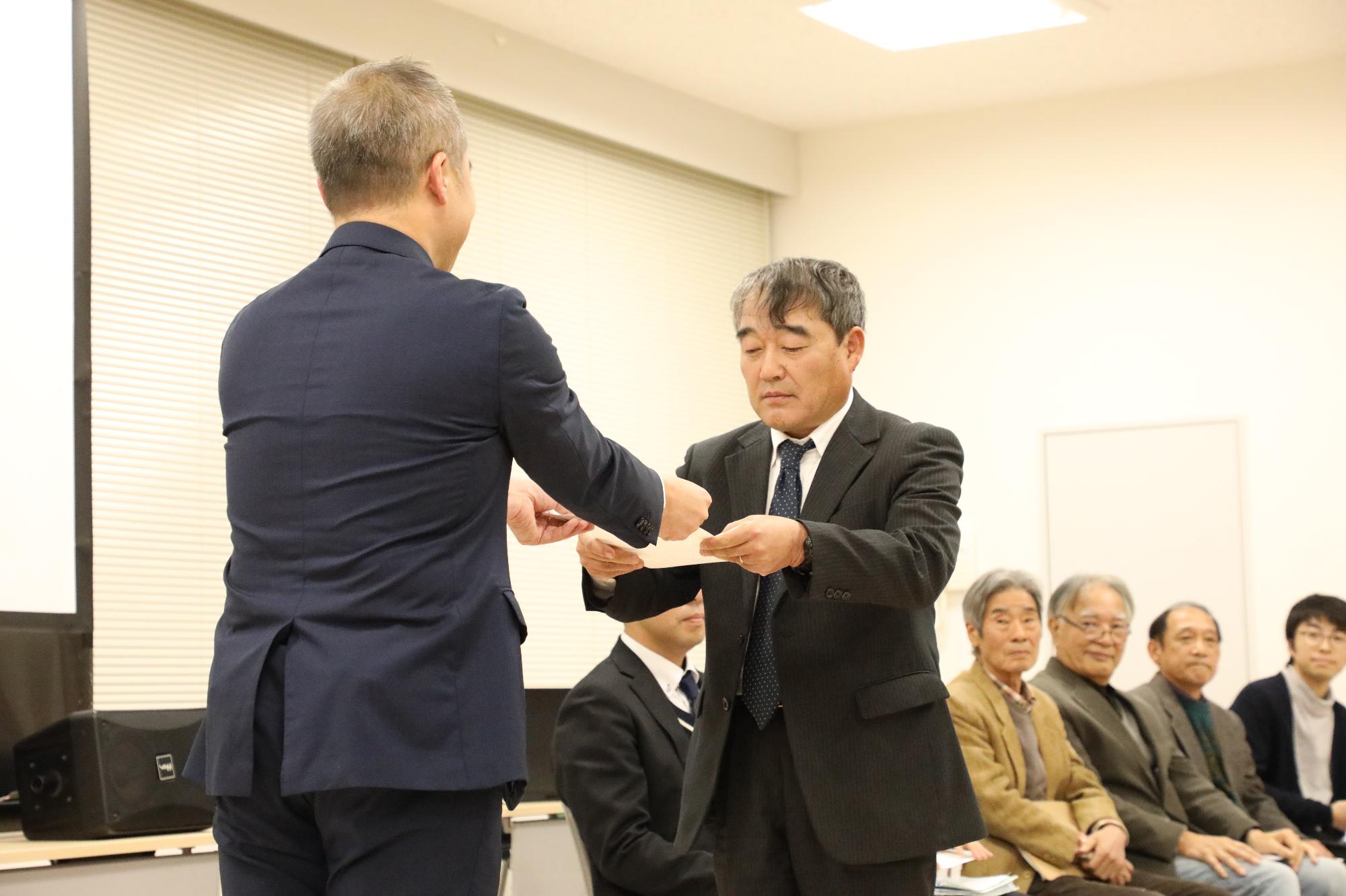 福間中学校の代表者が原崎市長より賞状を受け取っています。
