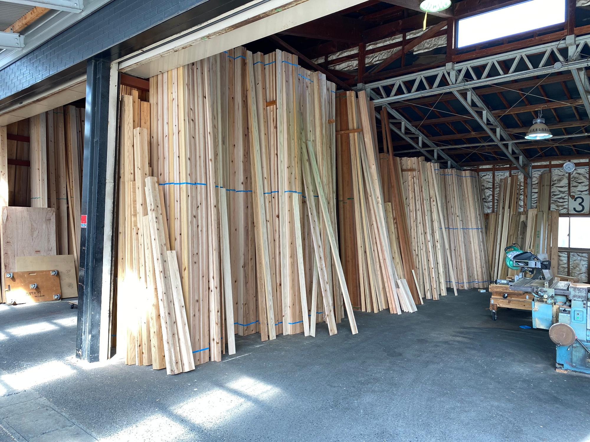 西野木材株式会社の木材倉庫