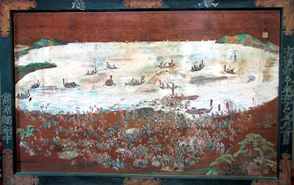 中央に大きな海があり周りに人がたくさんいる絵が描かれている福間浦鰯漁図の写真