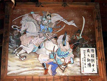 白い馬に乗った武士が戦っている姿が描かれている源頼朝十三歳之初陣図の写真