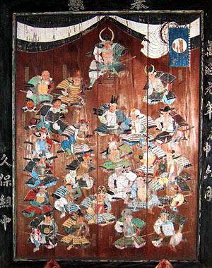 木の板に沢山の武士が集まって座っている姿が描かれている黒田二十五騎図の写真