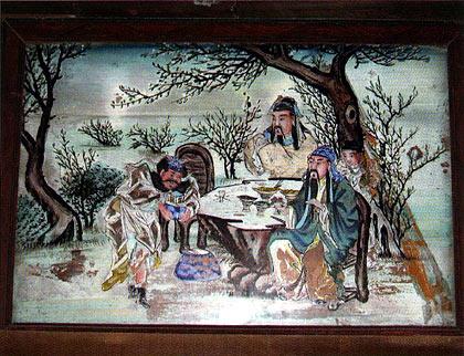 木の前で男性達がテーブルの椅子に座っている姿が描かれている桃園三傑図の写真
