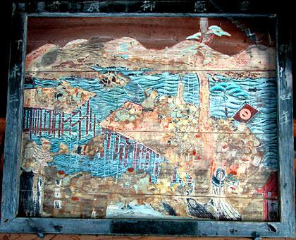 木の板に橋の上で戦う人たちが描かれている宇治橋の合戦図の写真