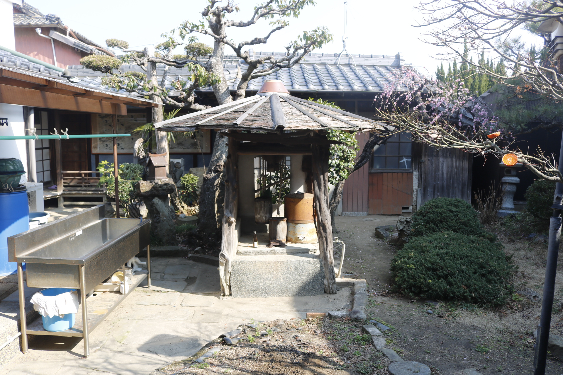 藍の家 井戸屋形
