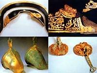 宮地嶽古墳で祭られている太刀、ガラス玉などが置かれている写真