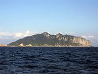 海に浮かぶ沖ノ島の写真