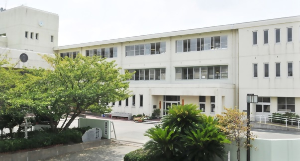 神興東小学校正門