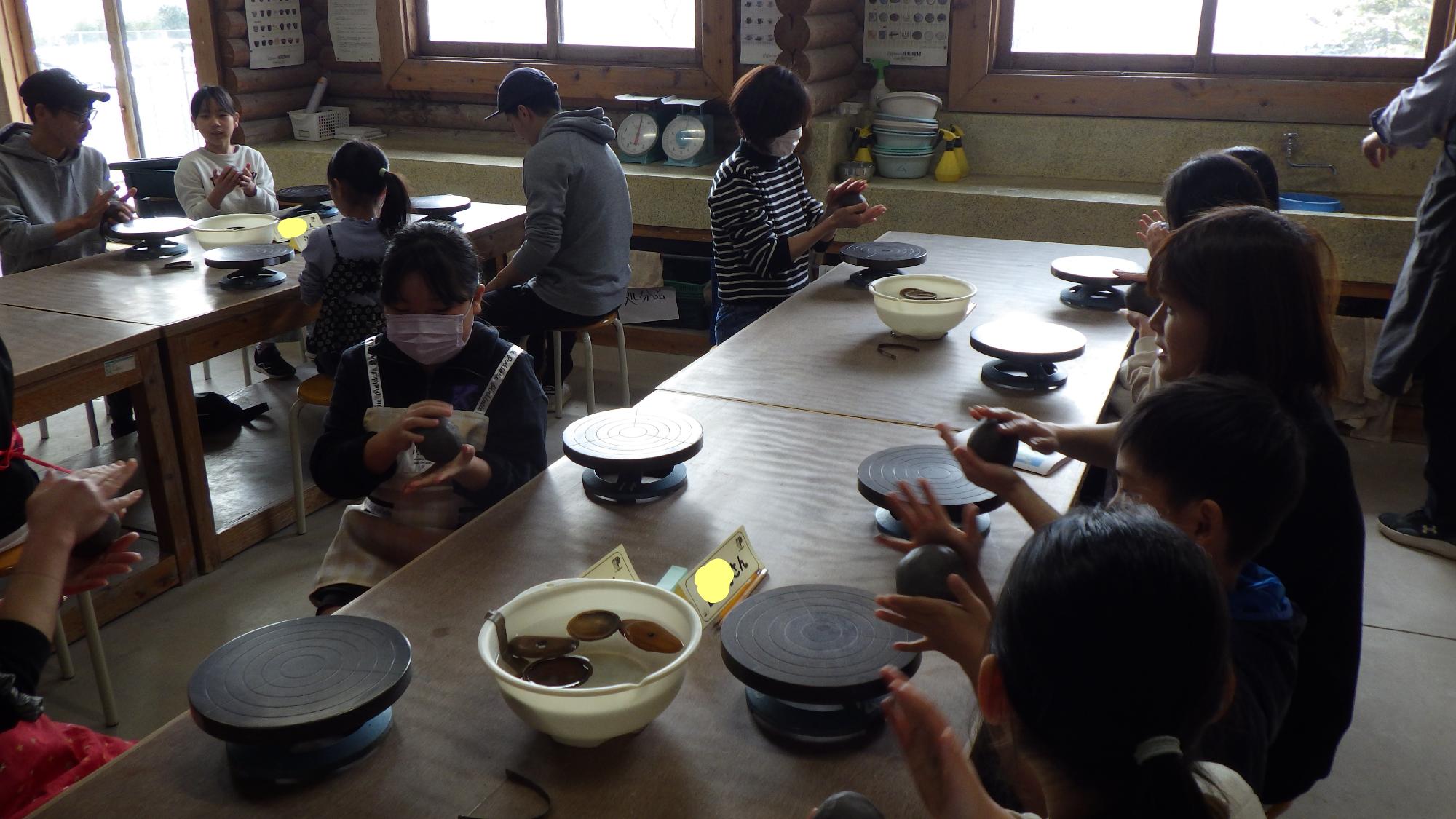 土のかたまりをこねる