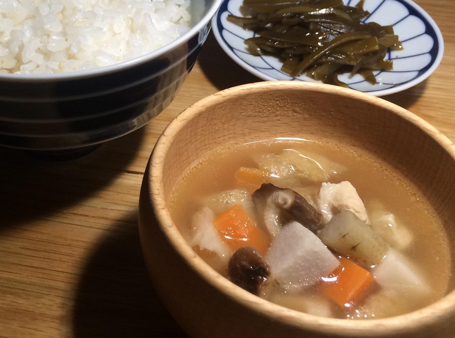 ごはんとサトイモ・レンコン・ニンジン・シイタケなどが入った郷土料理「だぶ」の写真