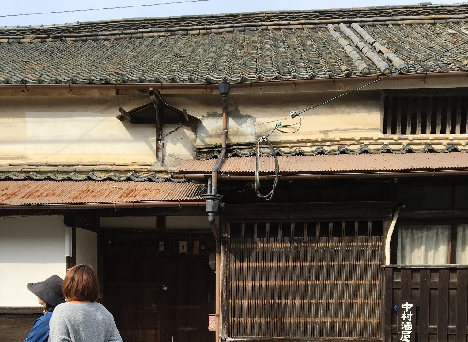 外壁にひびが入っている、江戸時代の中村酒屋の建物の写真