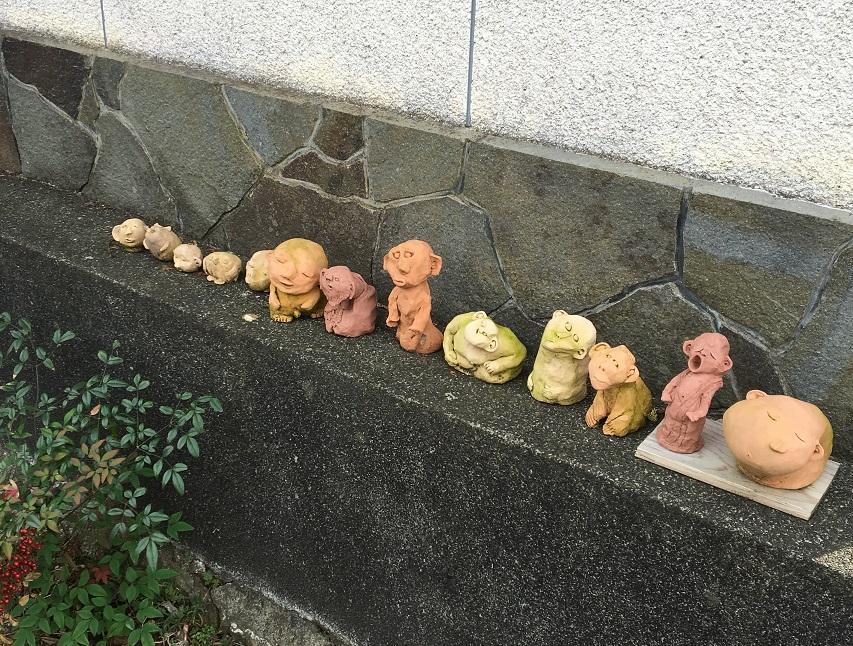 高延 英昭さんが作成した13体の人形や動物の土人形の写真