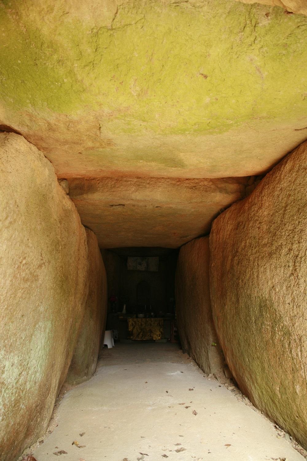 左右と頭上を巨石に囲まれた手光波切（なみきり）不動古墳の内部の写真