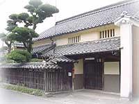 卯建、瓦のある日本家屋の屋根に取り付けられている写真
