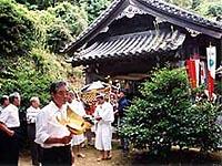 縫殿神社の秋祭りで宮司さんと男性4人が神社の前で立っている写真
