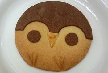 丸い形にモマ笛がモチーフされているクッキーの写真（津屋崎千軒クッキー）