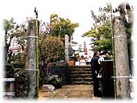 新泉岳寺にはいくつものお墓が立って人がお参りに来ている写真