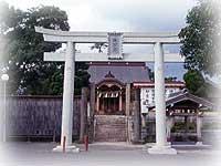 諏訪神社と書かかれた大きな鳥居が立っている写真