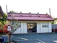 東郷神社で屋根が薄い赤色で周りは砂利が敷かれている写真