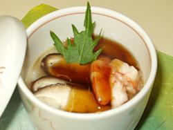 茶わん蒸しの中に海老、椎茸、青じそが上に盛り付けられている写真