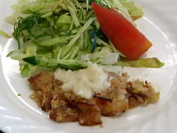 ヘルシーチキン南蛮に冷野菜添えが白いお皿に盛り付けられている写真