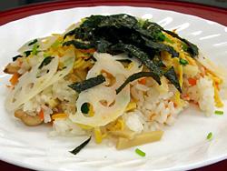 白い大きめの皿にもられた寿司飯の上にのりや錦糸卵が飾られた料理の写真