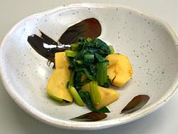 黄色に色づいた里芋と小松菜のサラダが器に盛りつけられた写真