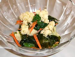 冬野菜のおろしドレッシングサラダでカリフラワー、小松菜、ワカメが盛り付けられている写真