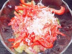 夏野菜のなすやきゅうりの上に赤ピーマンや削り節がのっているマリネサラダの写真
