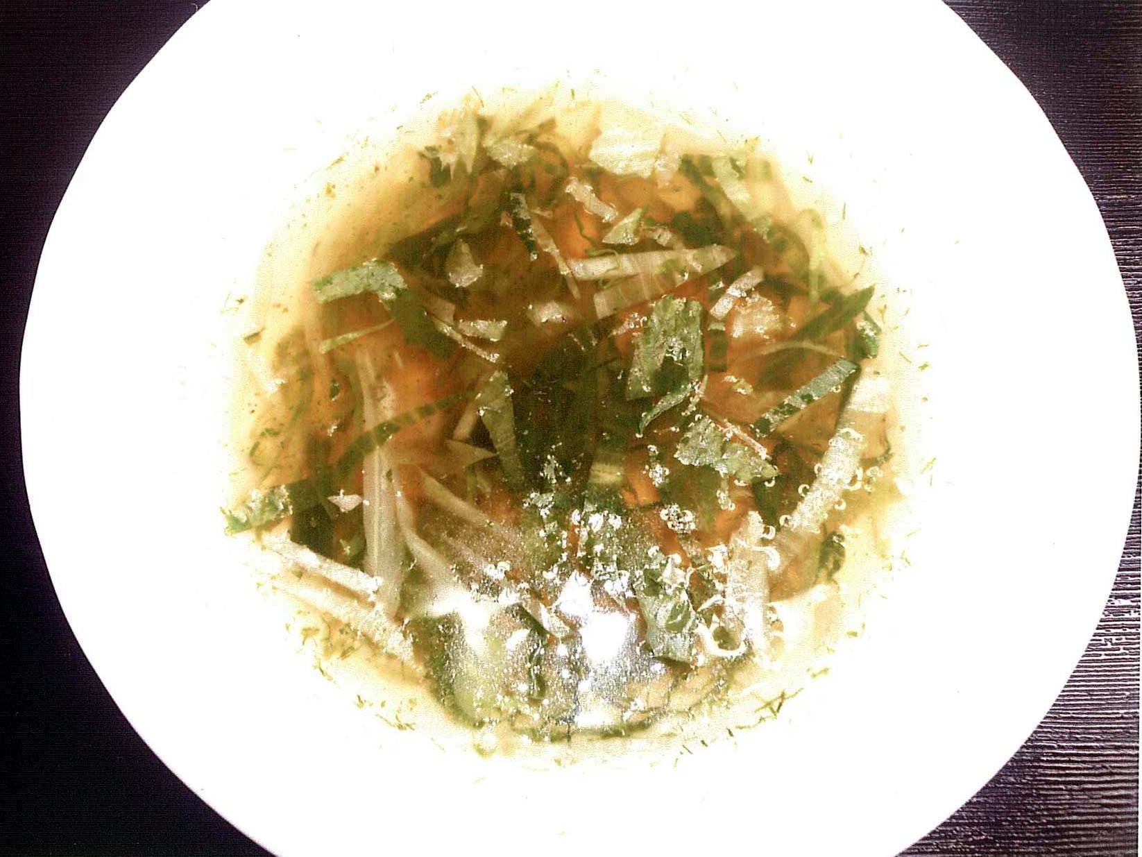 野菜たっぷりのスープを白いお皿に盛りつけた写真