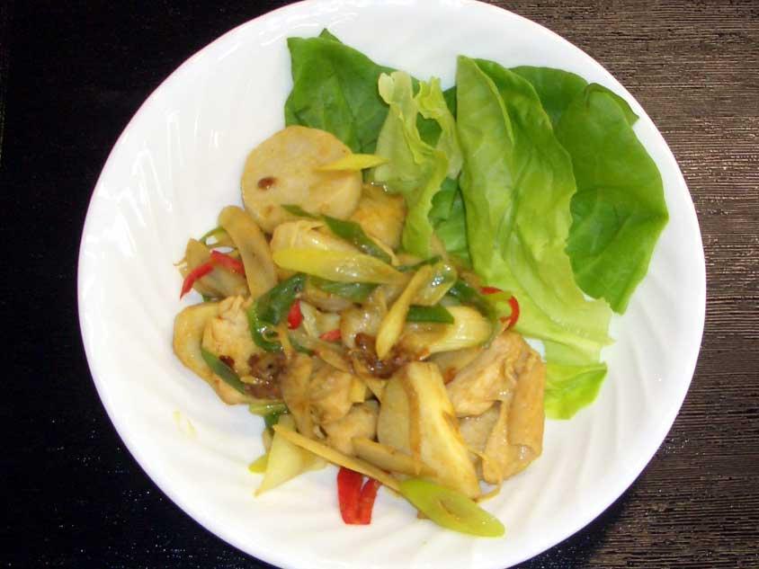 サトイモと野菜の中華炒めとサラダ菜が一緒にお皿に盛り付けられている写真