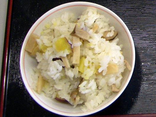 エリンギとサツマイモを混ぜ込んだ、秋味ご飯の写真